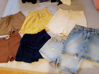 Lote de pantalones cortos y una falda vaquera