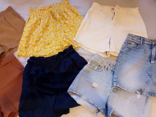 Lote de pantalones cortos y una falda vaquera