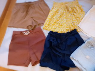 Lote de pantalones cortos y una falda vaquera