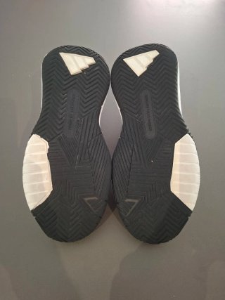 Zapatillas Adidas Baloncesto Blancas y Negras
