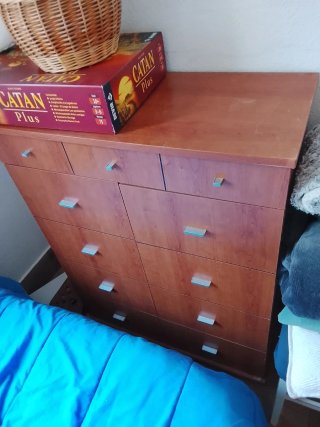 Mueble cajón y una estantería.Se recoge en Segovia