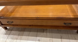 Mesa baja madera cristal cajón y balda
