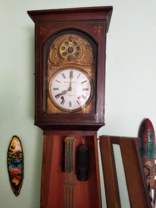 Reloj de pie antiguo de madera