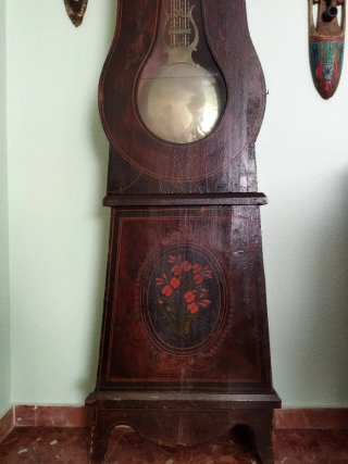 Reloj de pie antiguo de madera