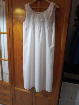 Camisón blanco adornado con puntilla y nervios