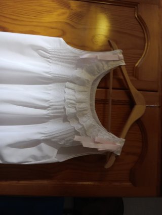 Camisón blanco adornado con puntilla y nervios
