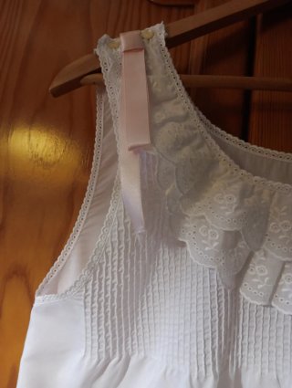 Camisón blanco adornado con puntilla y nervios