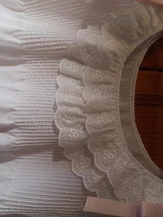 Camisón blanco adornado con puntilla y nervios