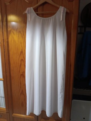 Camisón blanco adornado con puntilla y nervios