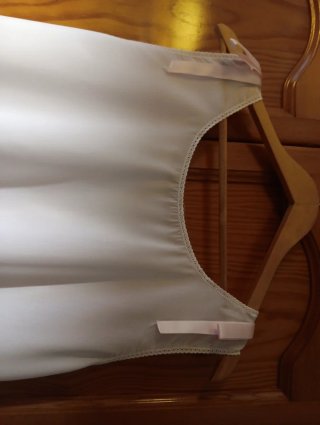 Camisón blanco adornado con puntilla y nervios