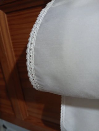 Camisón blanco adornado con puntilla y nervios