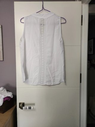Camisa blanca sin mangas con encaje