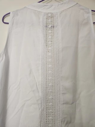 Camisa blanca sin mangas con encaje
