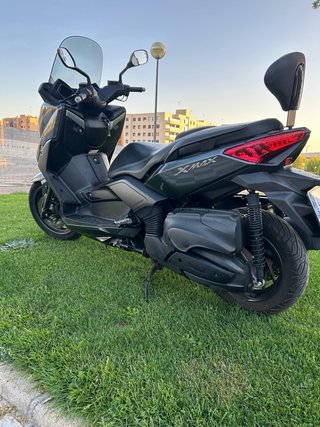Yamaha XMAX 400 Maxi Scooter Negra