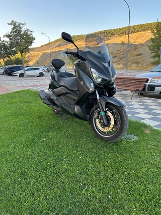 Yamaha XMAX 400 Maxi Scooter Negra