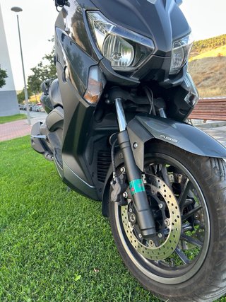 Yamaha XMAX 400 Maxi Scooter Negra