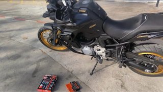 Voge 900 DSX Negra y Dorada