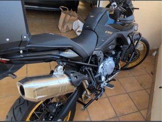 Voge 900 DSX Negra y Dorada