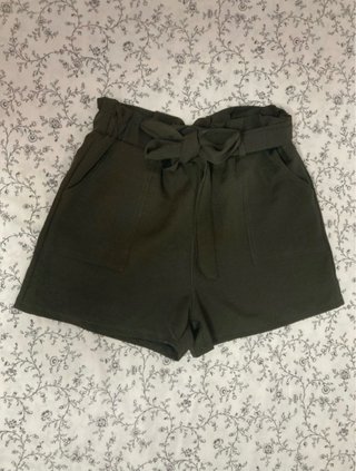 Pantalón corto verde con cinturón