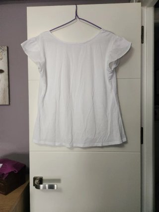 Camisa blanca con detalles