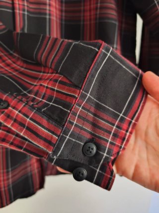 Camisa de cuadros roja y negra