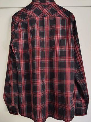 Camisa de cuadros roja y negra