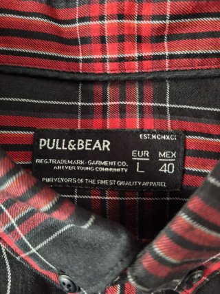 Camisa de cuadros roja y negra