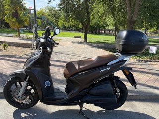 Kymco People S Scooter Negra y Marrón