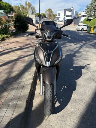 Kymco People S Scooter Negra y Marrón