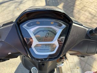 Kymco People S Scooter Negra y Marrón