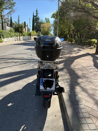 Kymco People S Scooter Negra y Marrón