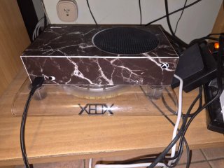 Xbox Series S con skin efecto mármol