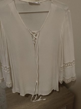 Blusa beige con cordones y encaje