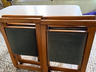 Mesa cocina y 4 sillas tapizadas plegables