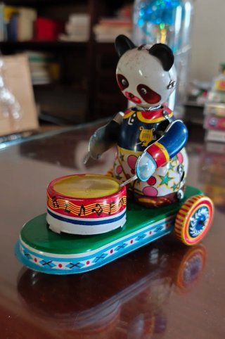Oso de hojalata músico con tambor