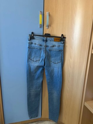 Pantalones vaqueros con perlas
