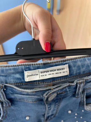 Pantalones vaqueros con perlas