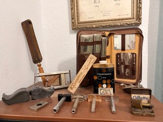 Maquinillas de afeitar antiguas y neceser
