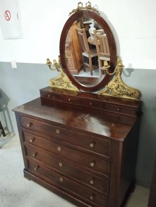 Tocador antiguo de nogal con espejo