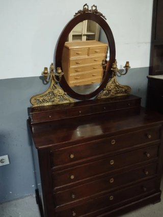 Tocador antiguo de nogal con espejo