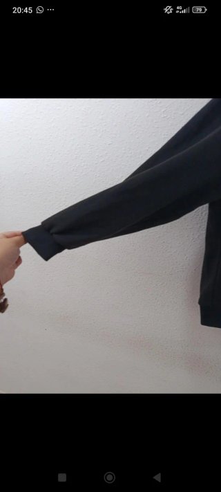 Sudadera negra con capucha y estampado
