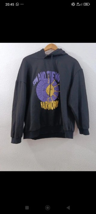 Sudadera negra con capucha y estampado