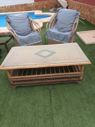 Mesa y 2 sillas ratán y caña