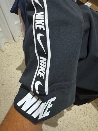 Camiseta Nike Negra Logo Cinta Lateral