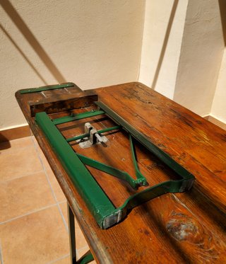 Mesa y bancos plegables madera