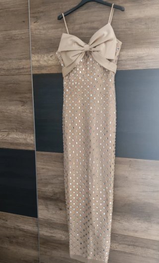 Vestido de fiesta largo de piedras beige y dorado