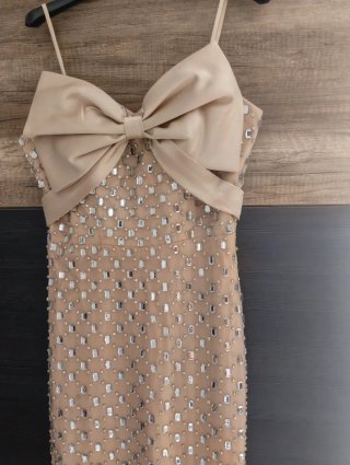 Vestido de fiesta largo de piedras beige y dorado