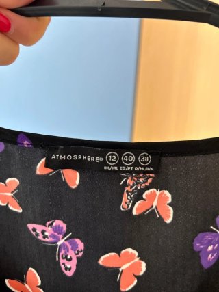 Blusa negra con estampado de mariposas