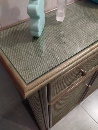 Mueble auxiliar mimbre y cristal