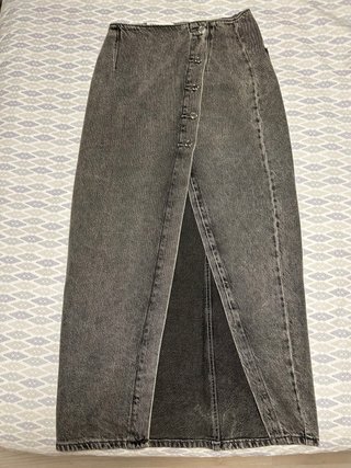 Falda larga gris con botones